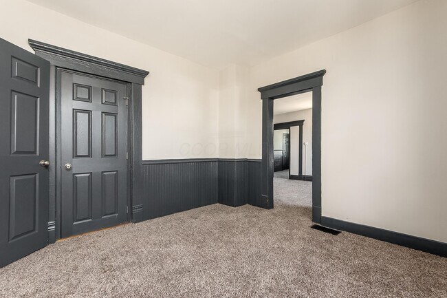 Building Photo - 842 St Clair Ave