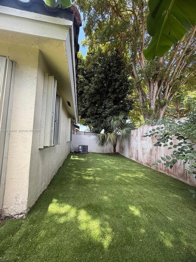 Building Photo - 1004 San Remo Cir