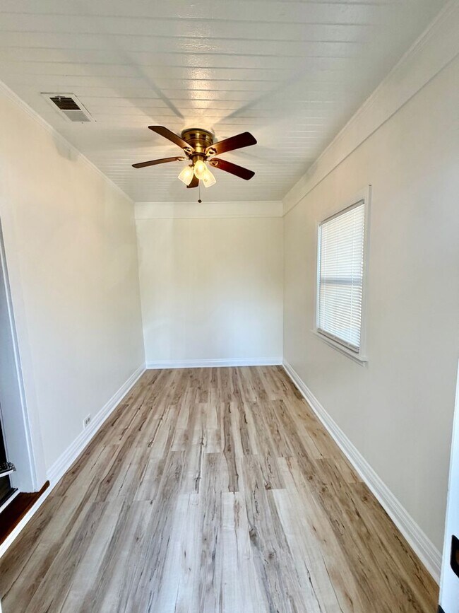 Building Photo - Bungalow in Desirable Rosewood area