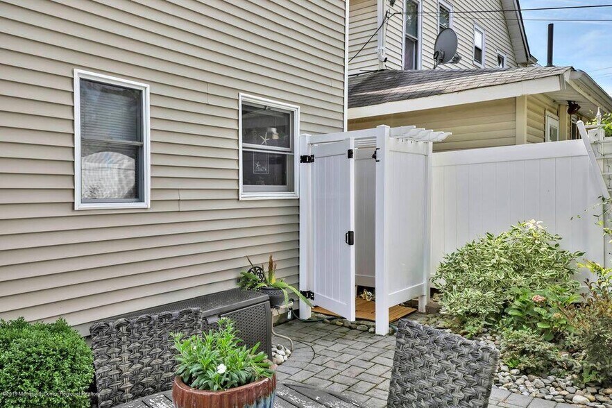 Outdoor Shower - 609 Main St
