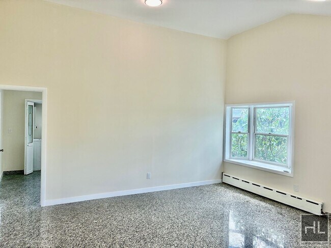 Building Photo - 2.5 bedroom, 1 bath with private porch, Dw, microwave & W/D utilities included