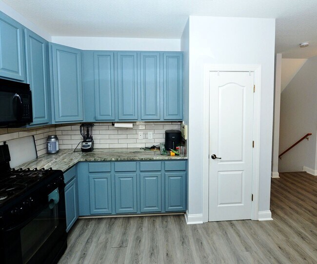 Building Photo - Beautiful Townhome/condo