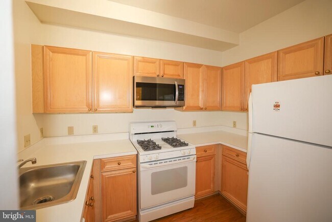 Building Photo - 1625 International Dr