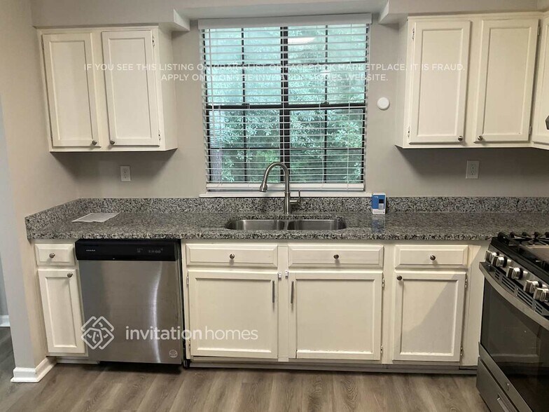 Building Photo - 2413 Leslie Brook Dr