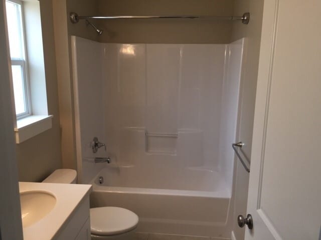 Building Photo - Light & Bright 2 Bed/2 Bath Mid-Town Cottage with Garage