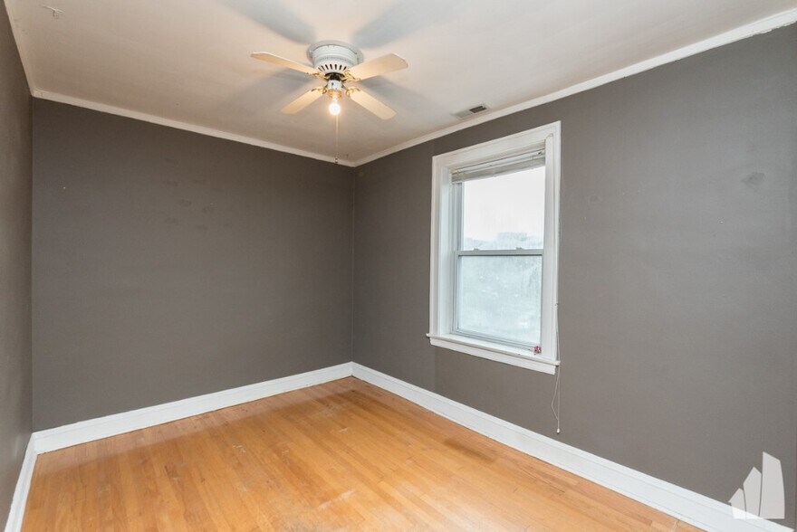 Building Photo - 4918 N Hermitage Ave