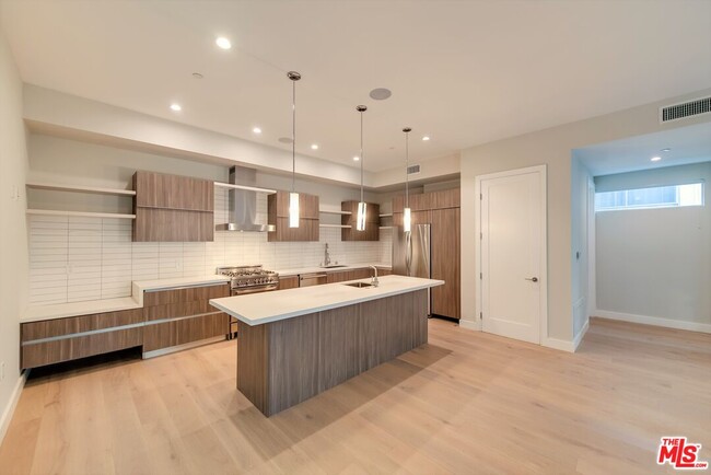 Building Photo - 723 Huntley Dr