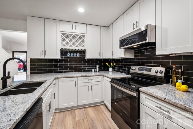 Building Photo - 10943 Carmel Crossing Rd