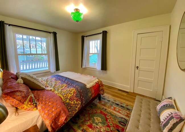 Building Photo - 3 Bedroom House Near UO Campus!! Ready for Fall 2026!