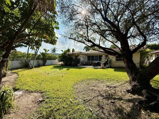 Building Photo - 845 Fairway Dr