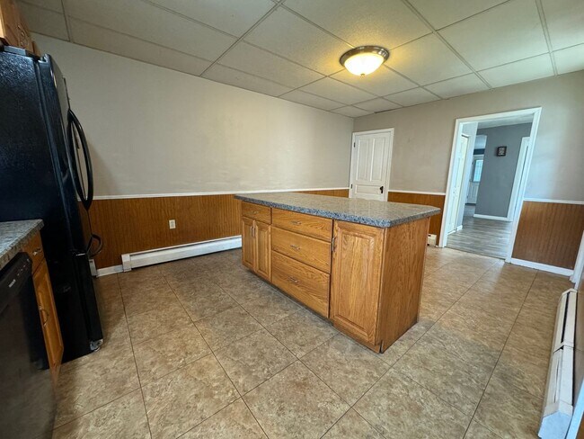 Building Photo - THREE BEDROOM/ONE BATH TWIN