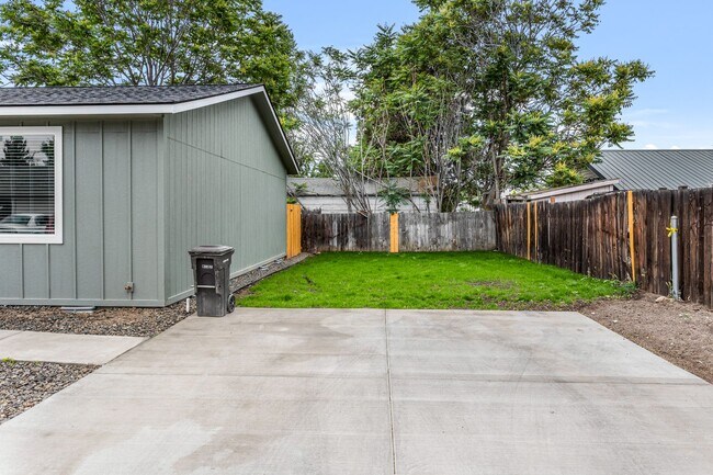 Building Photo - 1302 S 14th Ave