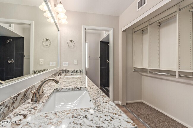 Building Photo - 4833 E Kathleen Rd