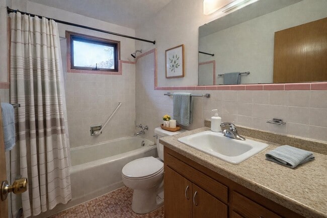 Building Photo - 2402 Fremont Ave