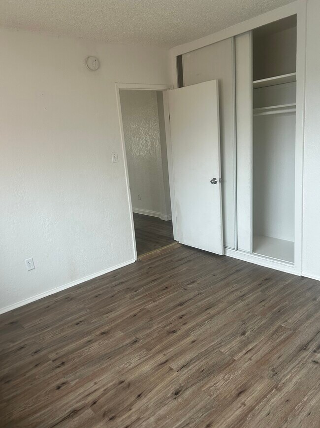 Building Photo - 736 W Century Blvd