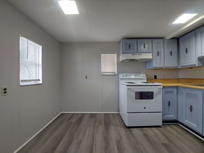 Building Photo - 115 1/2 Lenox St