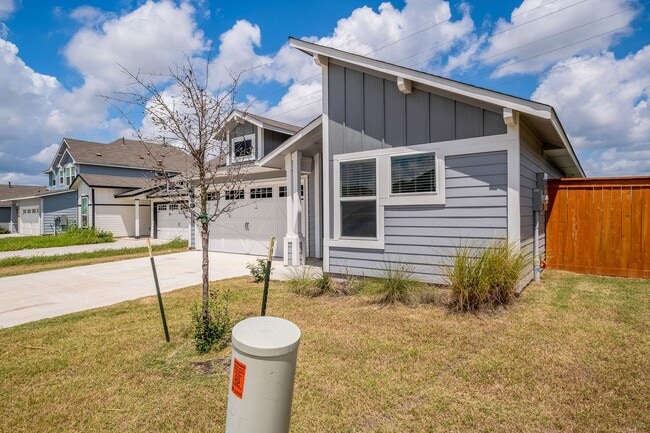 Building Photo - Thriving 3 Bedroom, 2 Bath Home in San Mar...