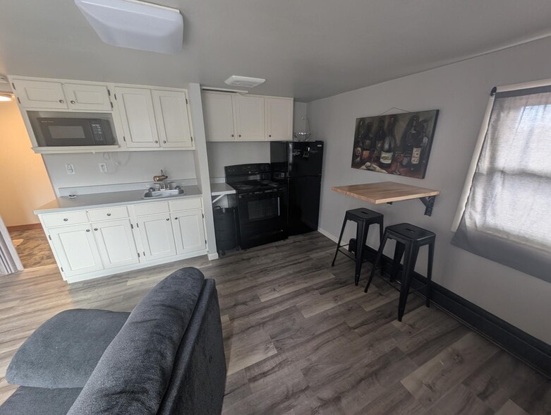 Building Photo - 563 E Main St