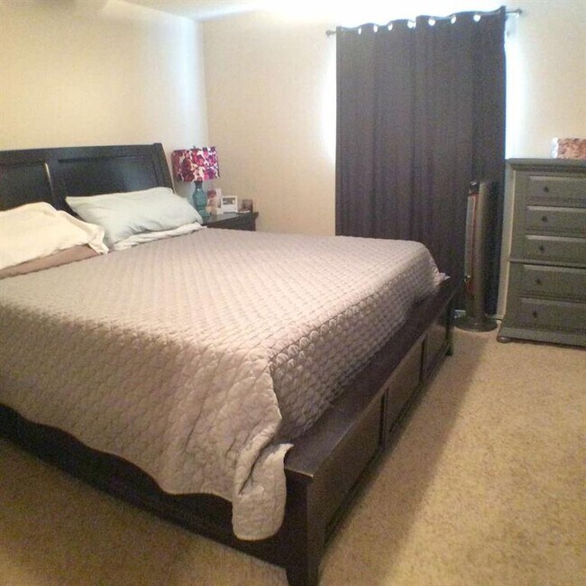 Building Photo - 503 Cozby St N