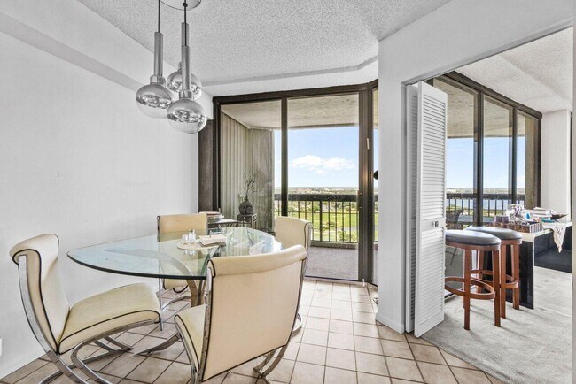 Building Photo - 1900 Consulate Pl