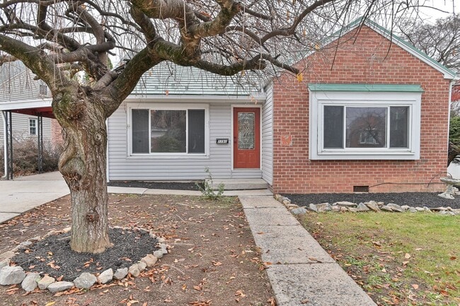 Building Photo - Charming Single Family in Camp Hill