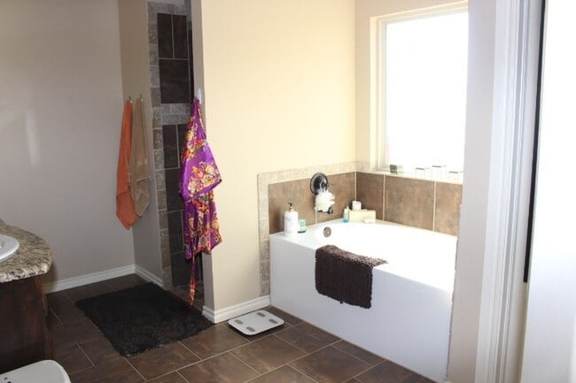 Building Photo - Fantastic home located in West Hill