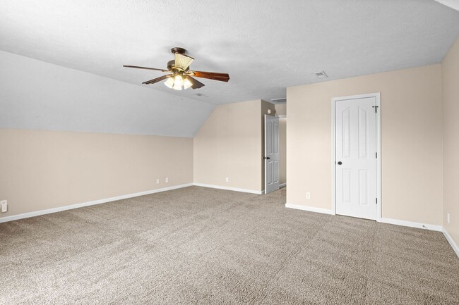 Building Photo - Pet Friendly Three Bedroom with Bonu