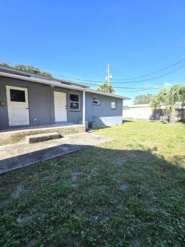 Building Photo - 1703 Edgewater Dr