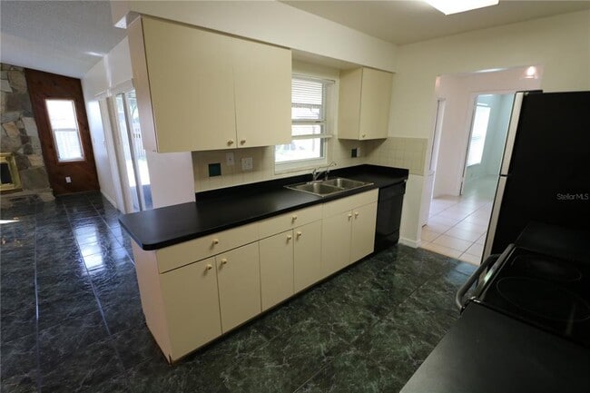 Building Photo - 5017 Oakshire Dr