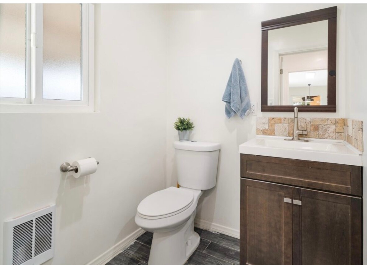 Building Photo - 10100 Sophia Ave