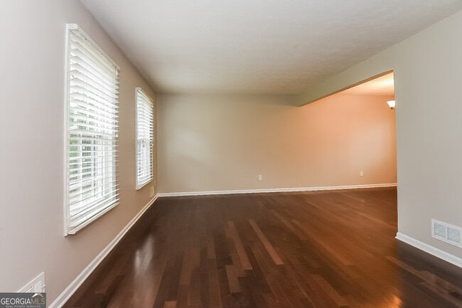 Building Photo - 461 Barnsdale Dr