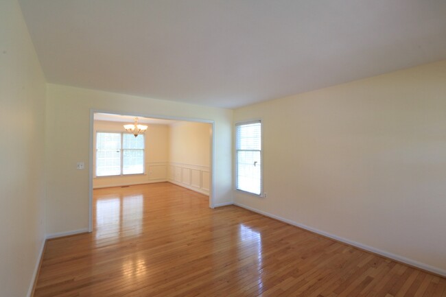 Building Photo - 5 BD + 3.5 Bath Bright & Beautiful Colonia...