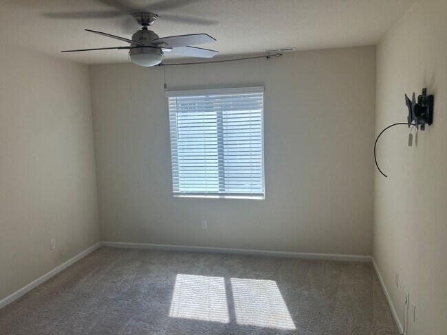 Building Photo - Three Bedroom Townhouse in South Salem