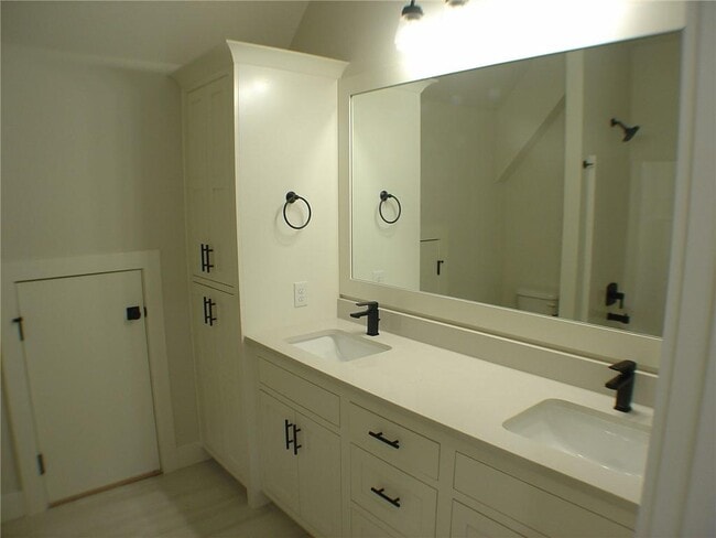 Building Photo - 1812 SW Edinburgh Ave