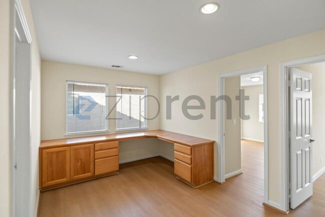 Building Photo - 709 Buriat St