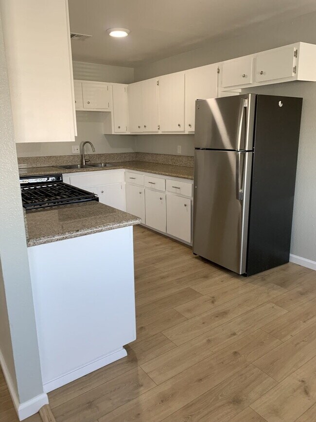 Building Photo - Updated Unit with Vinyl Floors & Stainless...