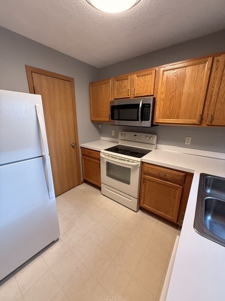 Kitchen - 7013 Quantrelle Ave NE