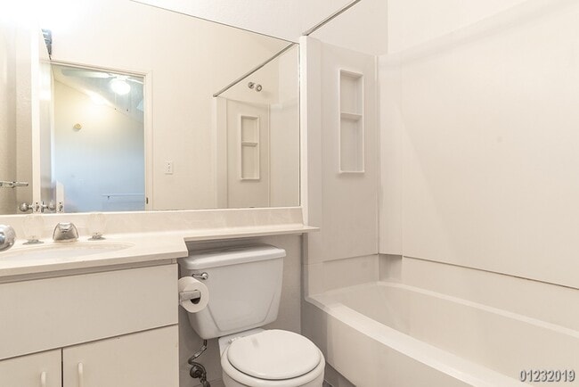 Building Photo - 2BR/2BA/2PKG UPPER LEVEL TOWNHOUSE (CROSS ...