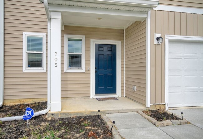 Building Photo - Spacious Moncks Corner Home