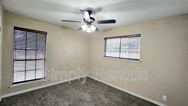 Building Photo - 2614 Tanglewood Dr