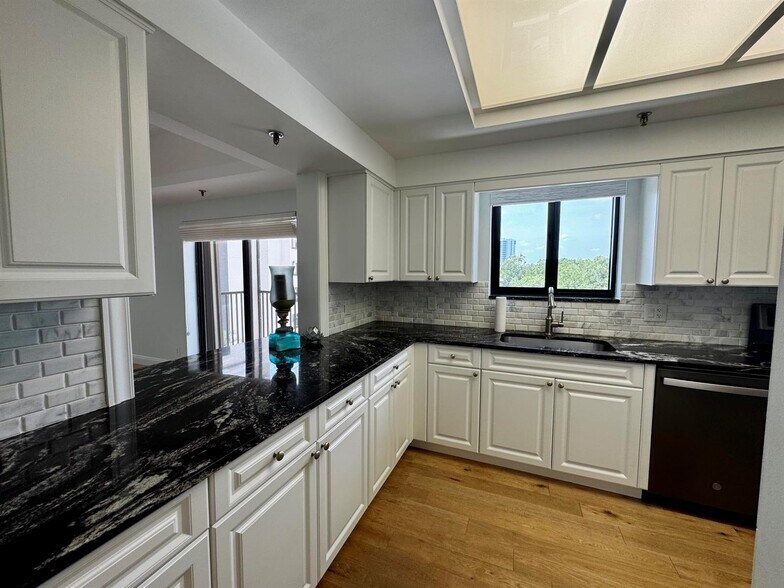 Building Photo - 11370 Twelve Oaks Way