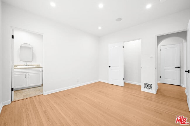 Building Photo - 260 S La Peer Dr