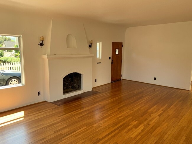 Building Photo - Terrific and Spacious Two Bedroom Westside...