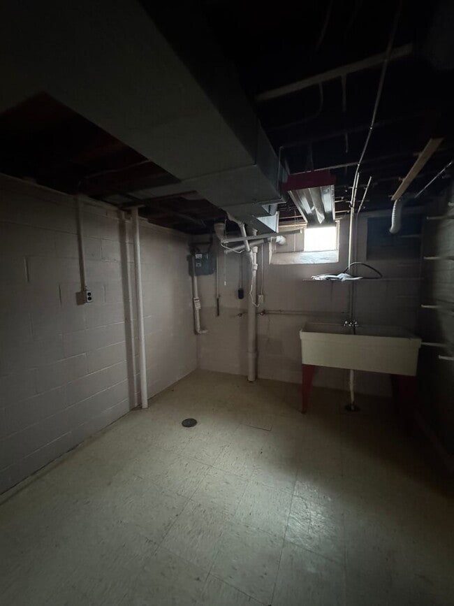 Building Photo - Beautiful Three Bedroom Home