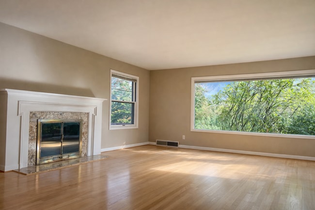 Building Photo - Charming 4 Bedroom Home with Fully Fenced Backyard!