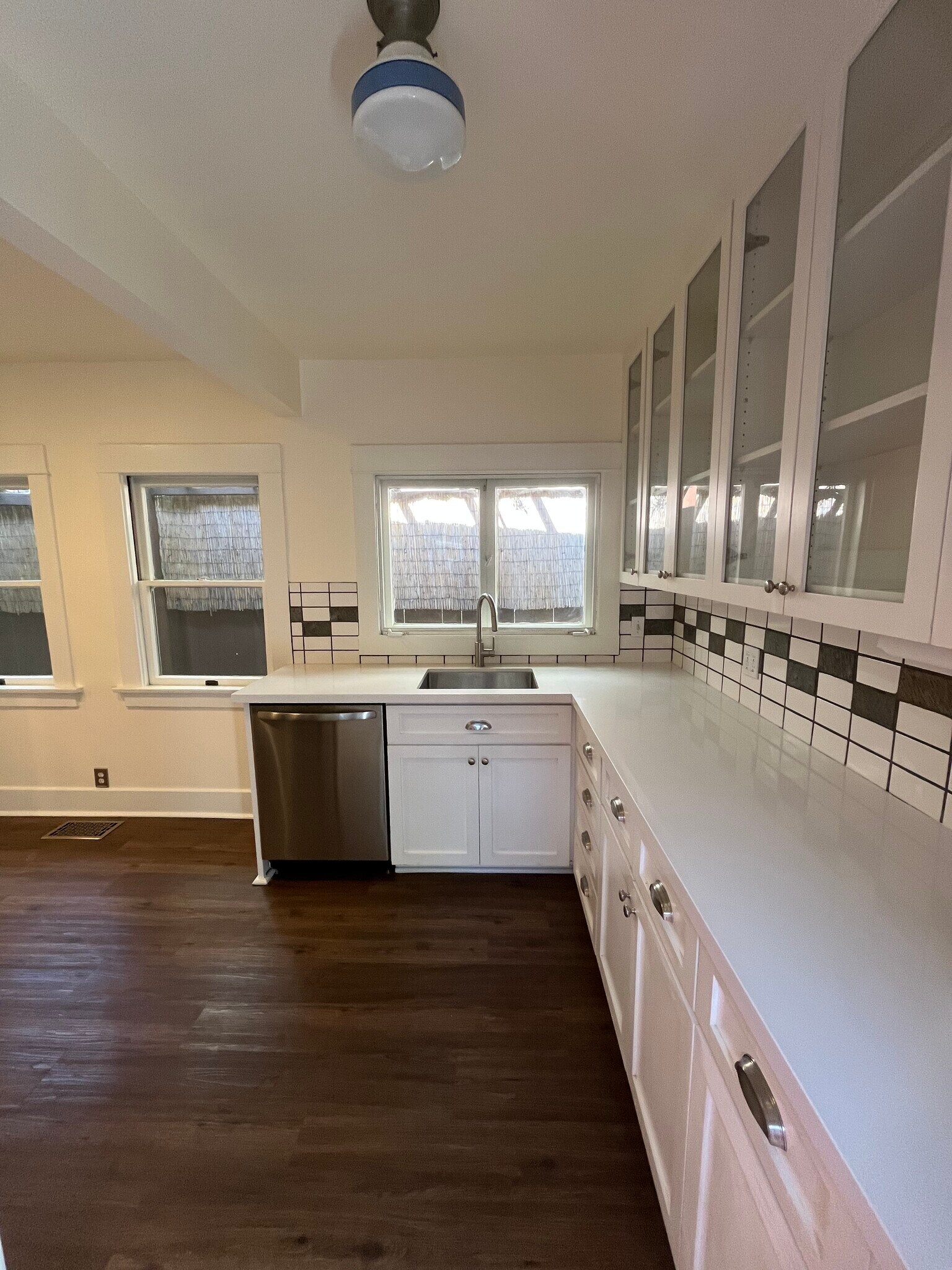 Kitchen - 1318 N McCadden Pl