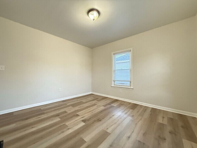 Building Photo - 154 Sylvester St