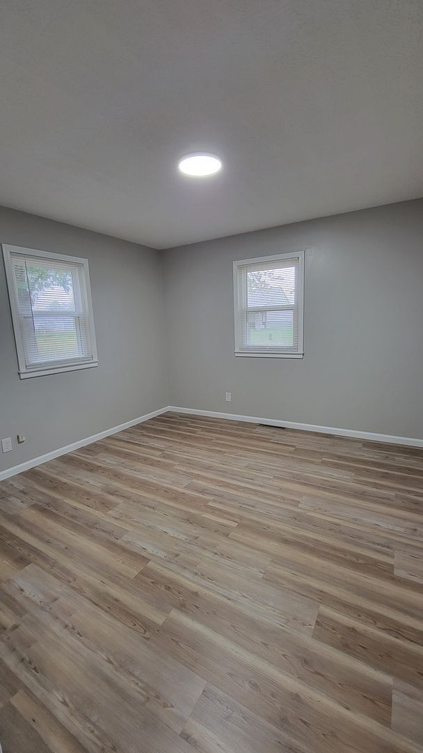 Building Photo - SPACIOUS NEWLY REMODELED 3 Bedroom | 1.5 B...