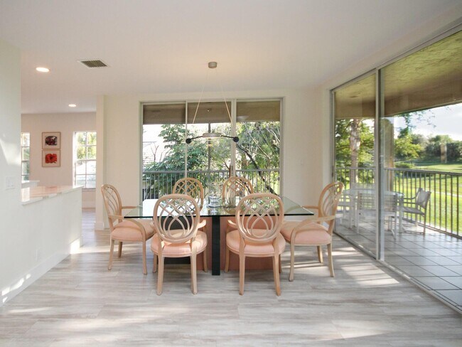 Building Photo - 11877 Pebblewood Dr