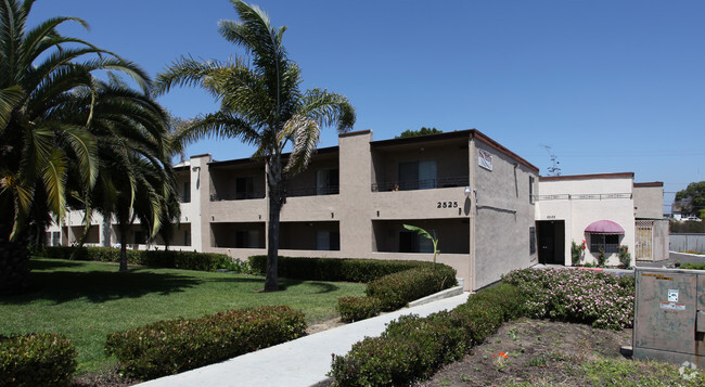 Primary Photo - Fairmount Villas